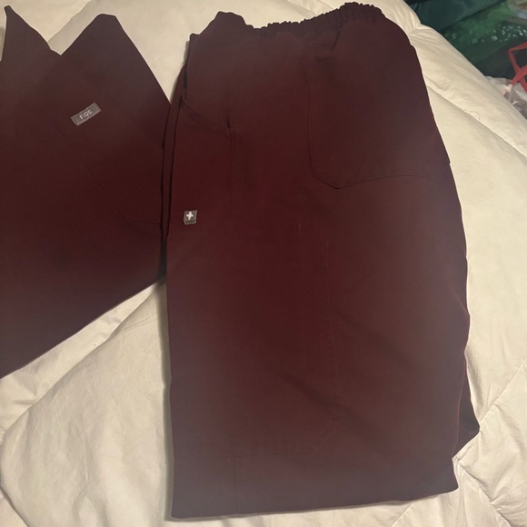 Figs women’s medium Burgundy Two-Piece Set - Picture 4 of 6